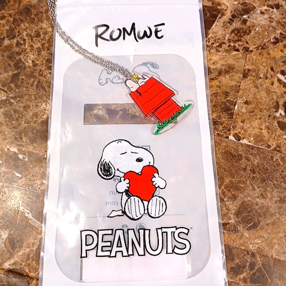 NWT Snoopy Doghouse pendant necklace.